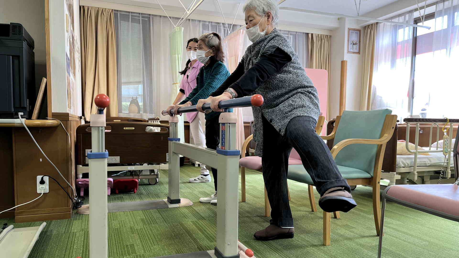 平行棒で下肢バランス訓練