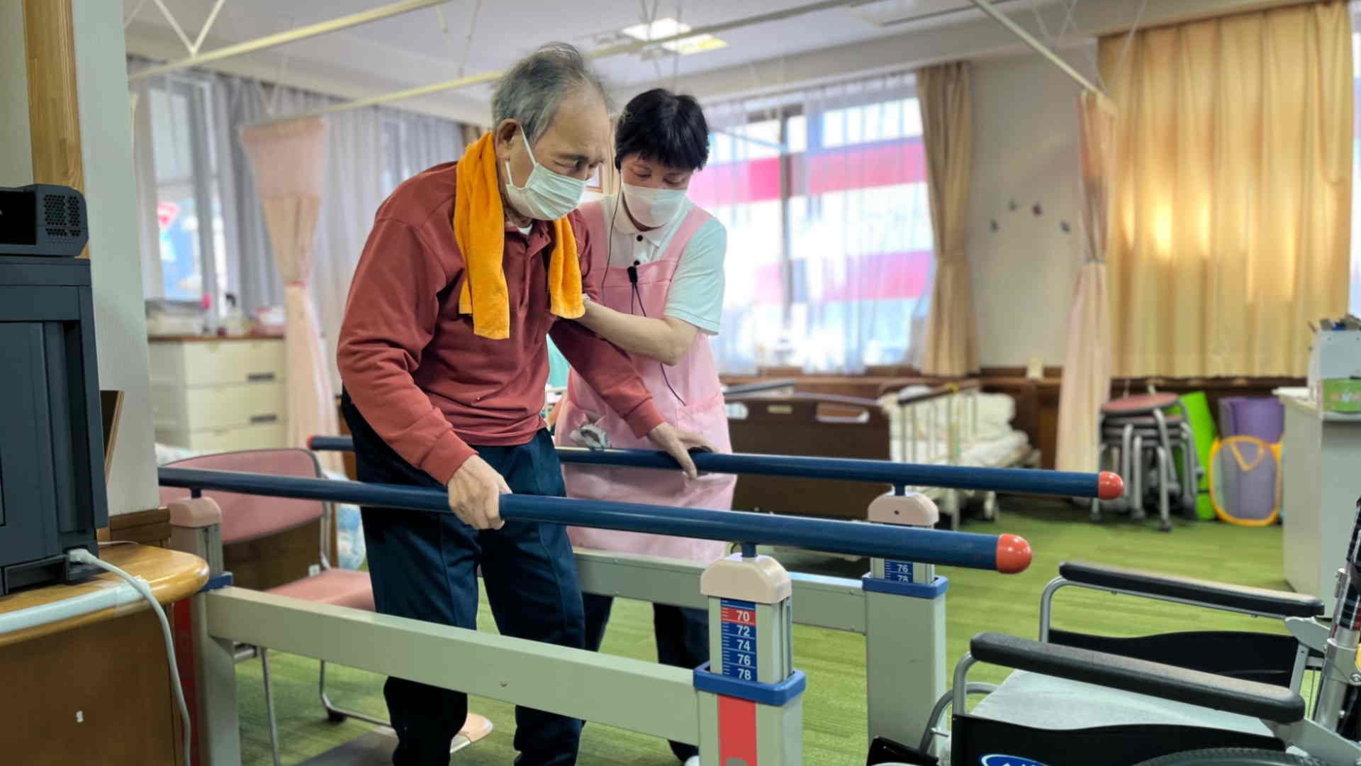 平行棒で歩行訓練